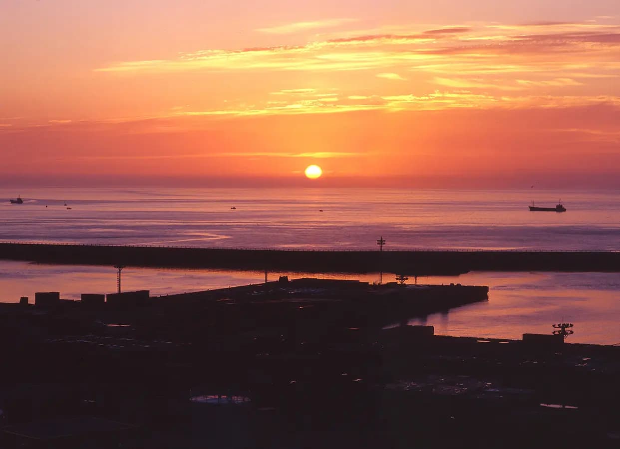 Glow of the setting sun at Sarabong Oreum <Explore a volcanic cone in Jeju City>