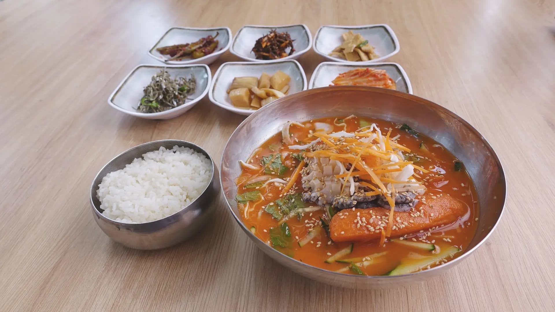 매콤새콤달콤한 시원함이 가득 <여름엔 제주 물회>